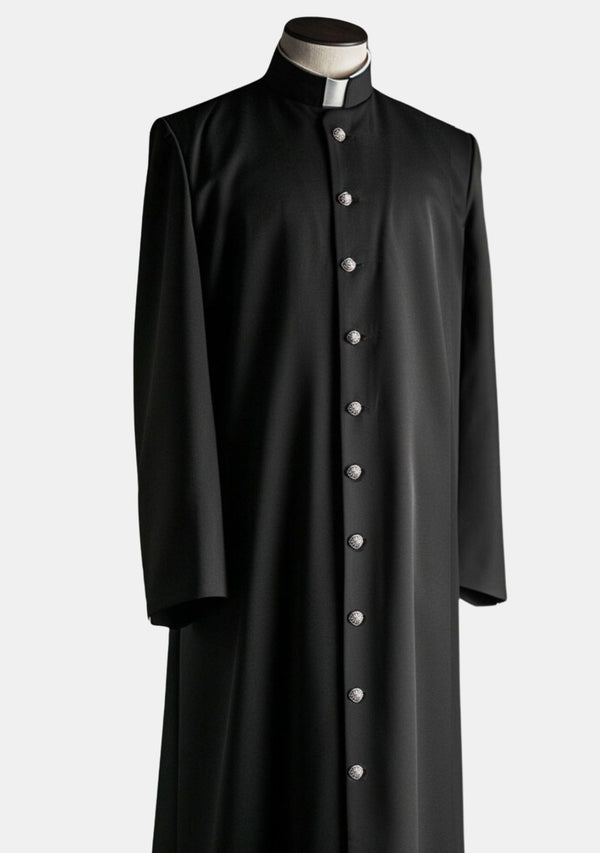 Schwarze Priesterrobe mit Metallknöpfen