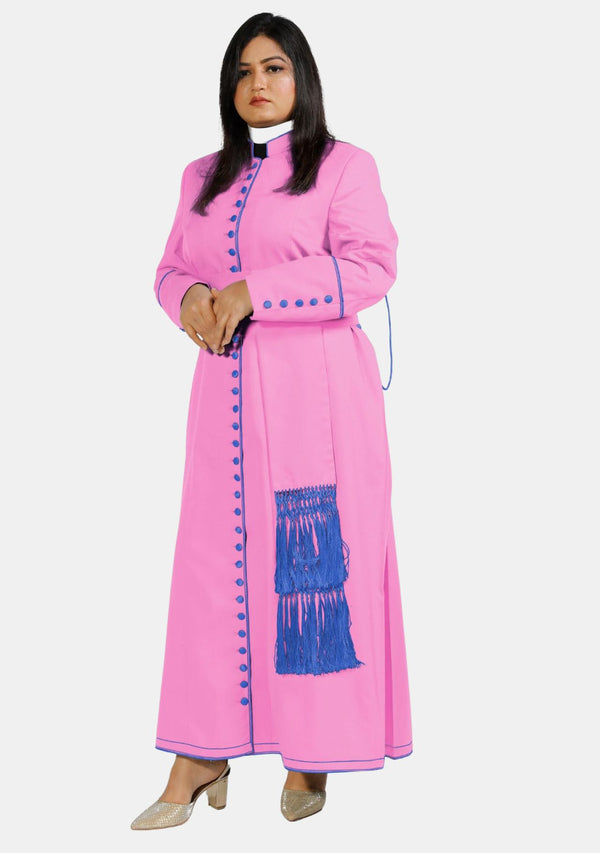 Priscilla Pink mit blauer Soutane